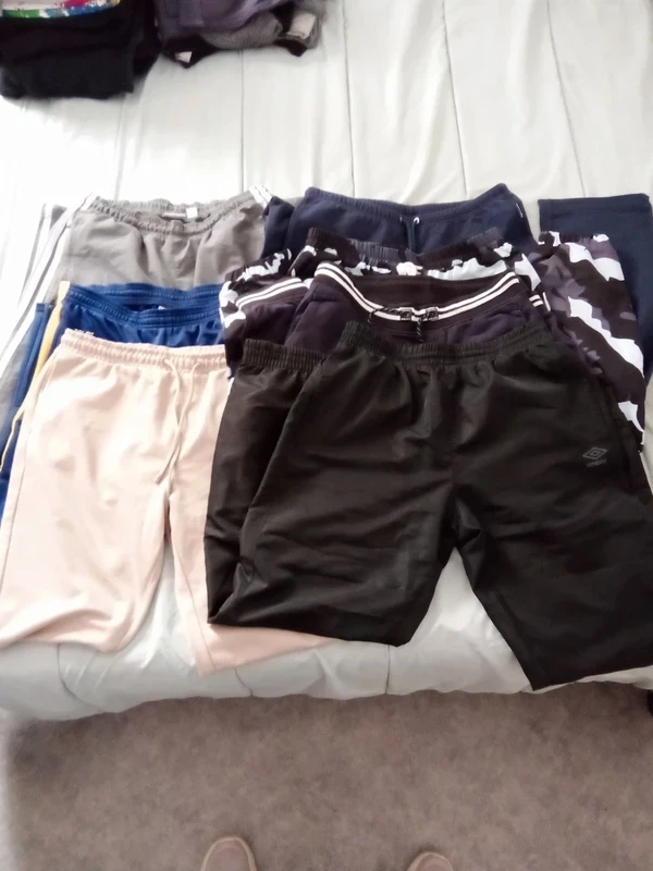 Lot de bas de pantalons hommes.